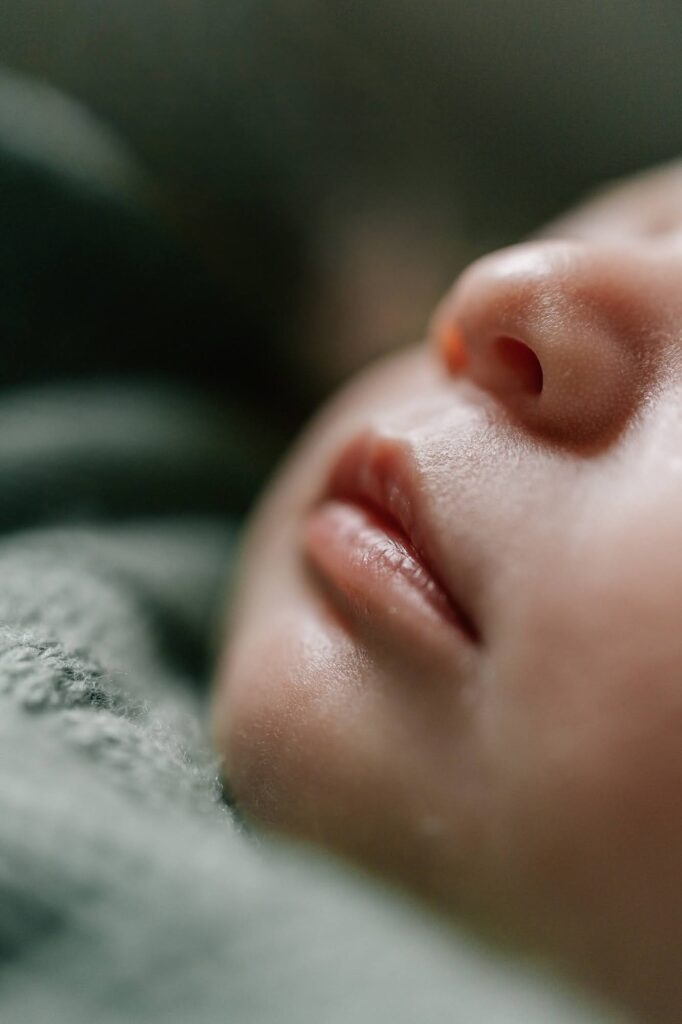 Détail de la bouche et le nez d'un nouveau-né lors d'une séance photo à domicile à Marseille