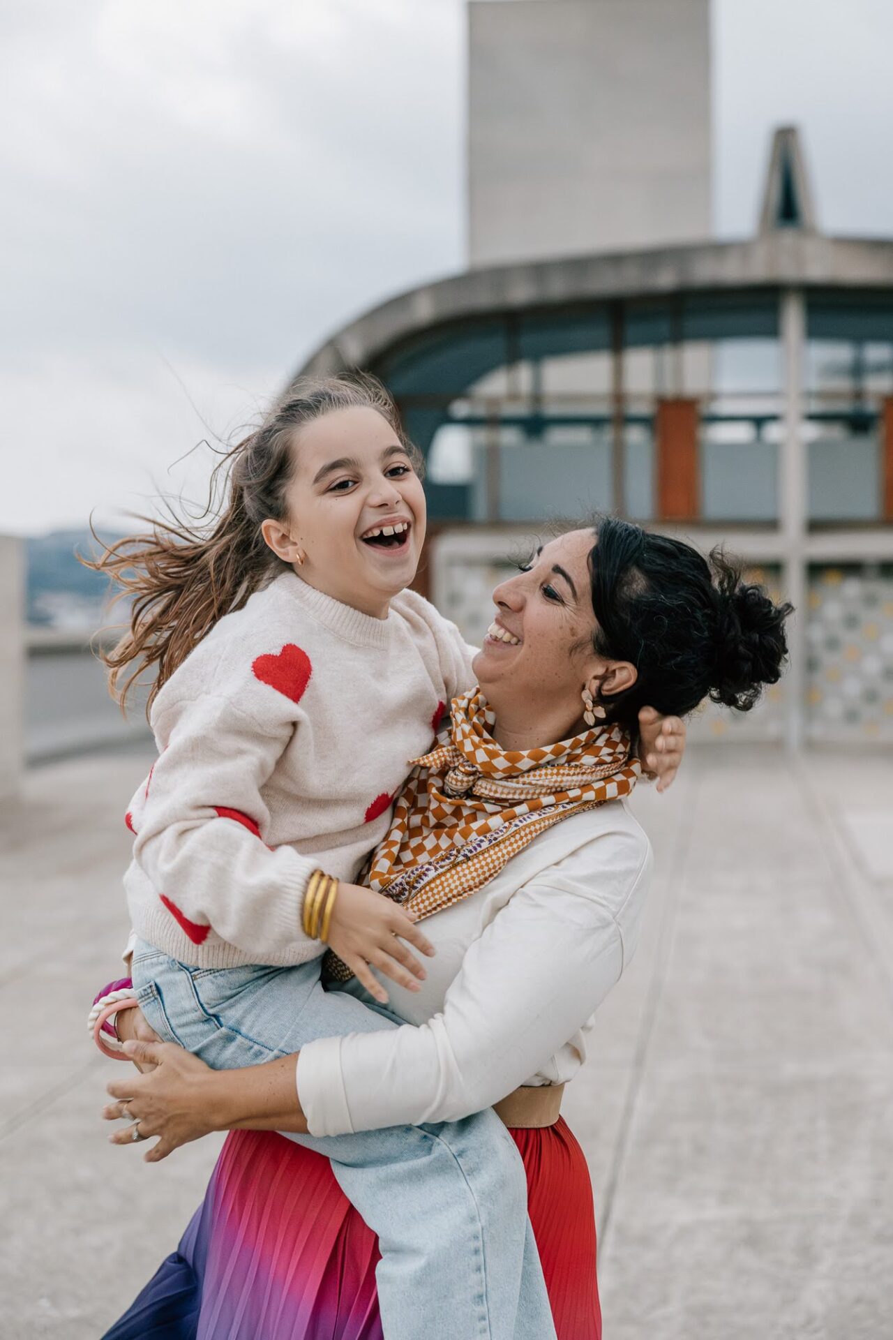 Portrait mère et fille sur le toit du Corbusier à Marseille, mouvement et architecture moderne