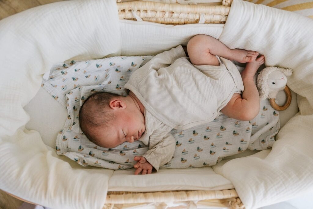Portrait du nouveau-né endormi dans son lit bébé