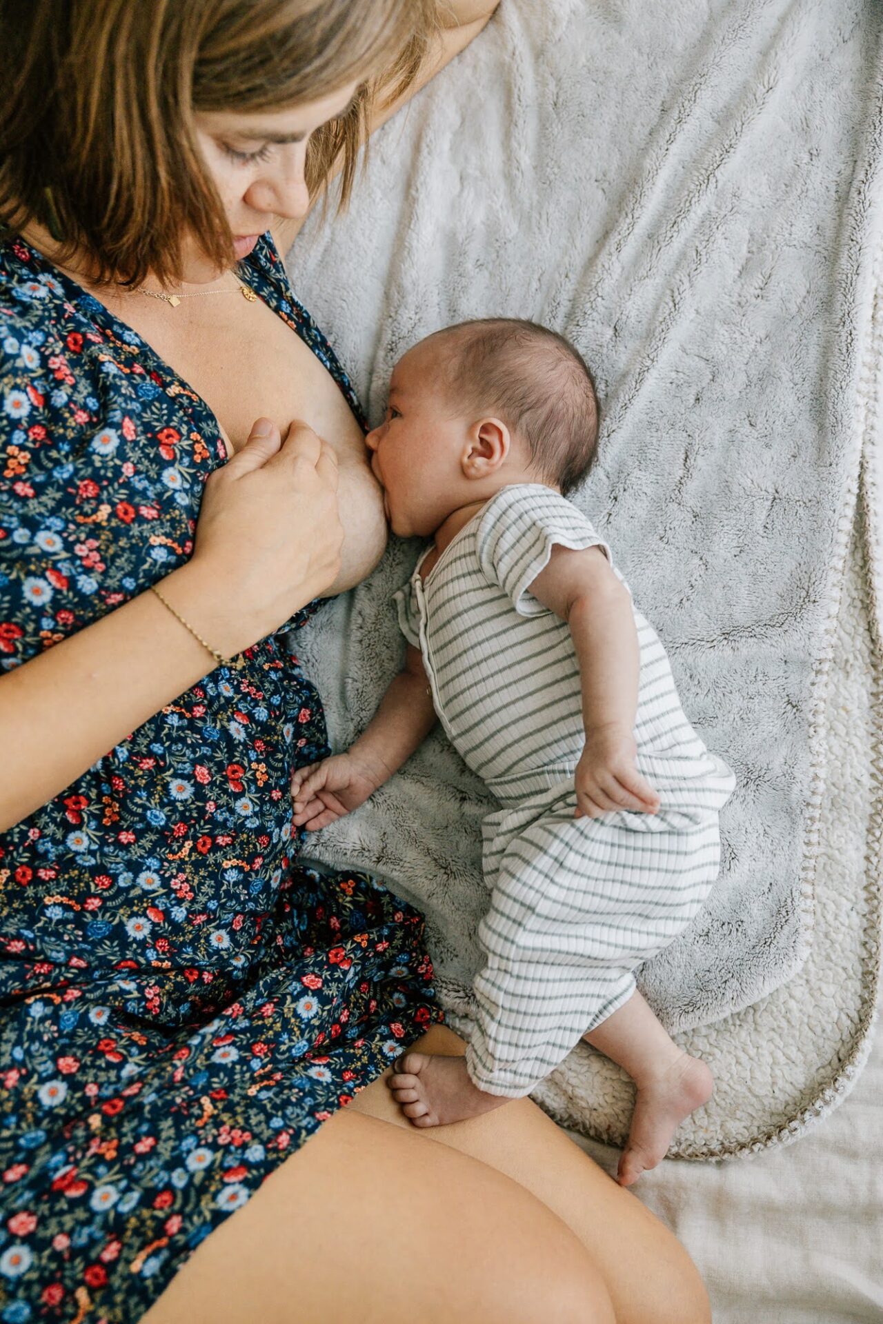 Bébé allaité lors d’une séance photo bébé à domicile à Marseille