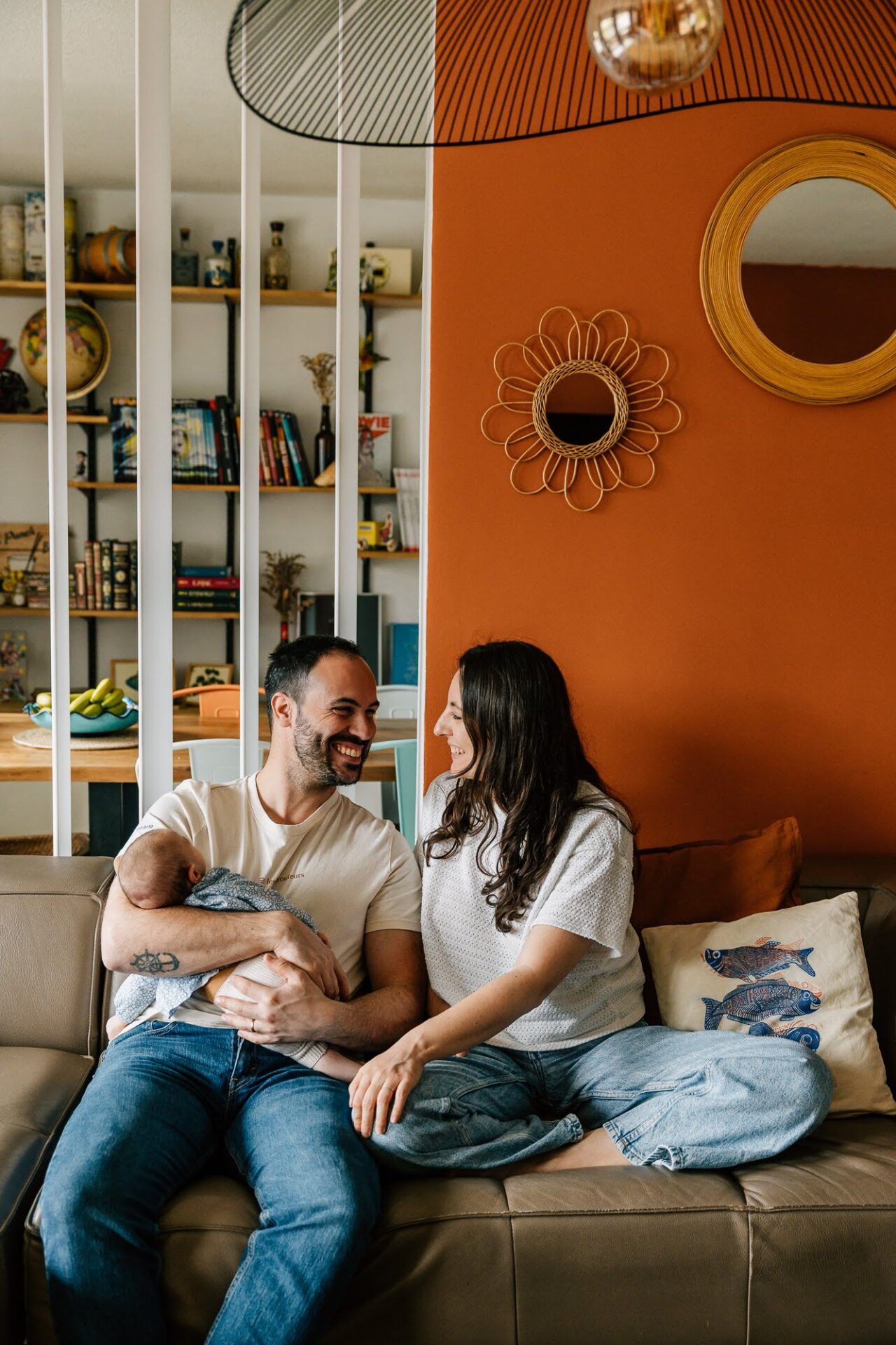 Parents avec leur nouveau-né lors d’une séance photo bébé à domicile à Marseille 13009