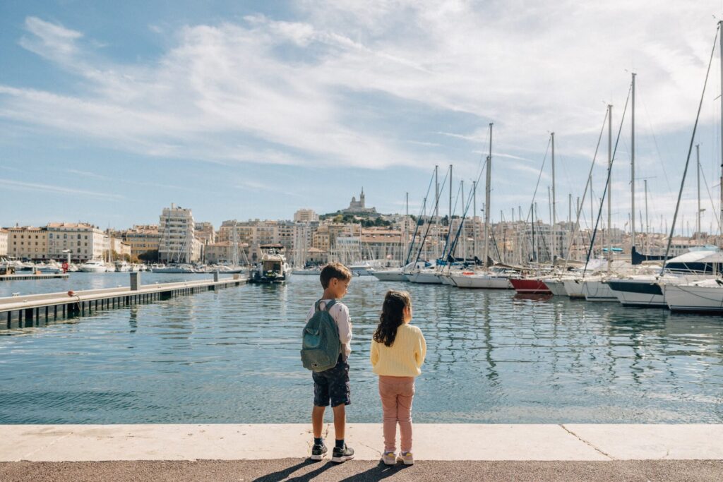 deux enfant regardent les bateaux sur le vieux port de Marseille lors d'une séance famille