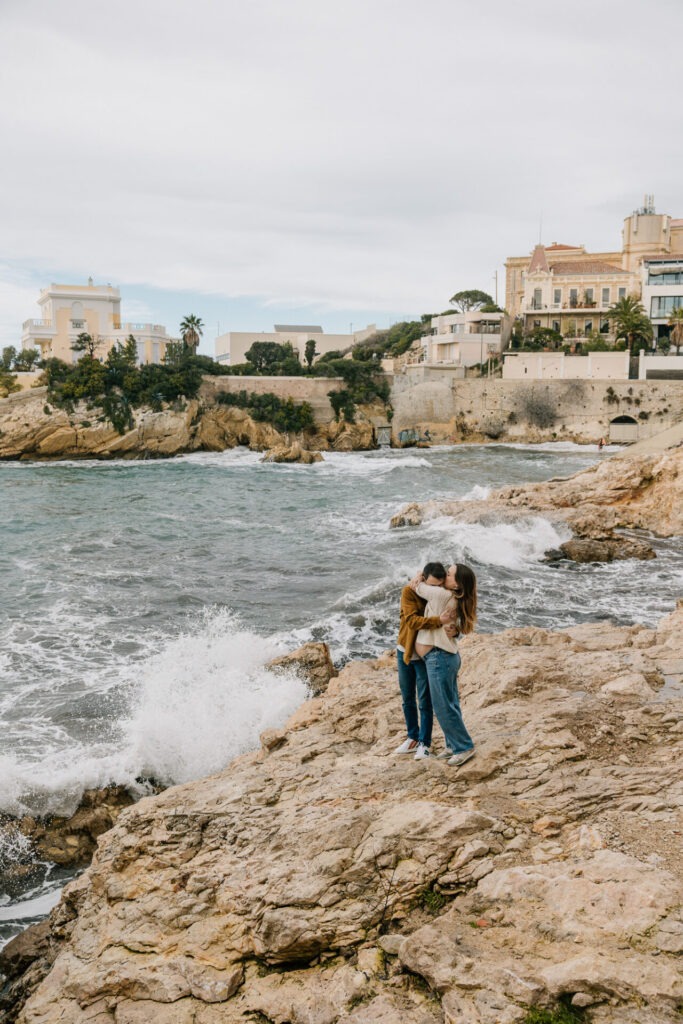 Séance grossesse en couple à Malmousque à Marseille sur les rochers en bord de mer sous le mistral