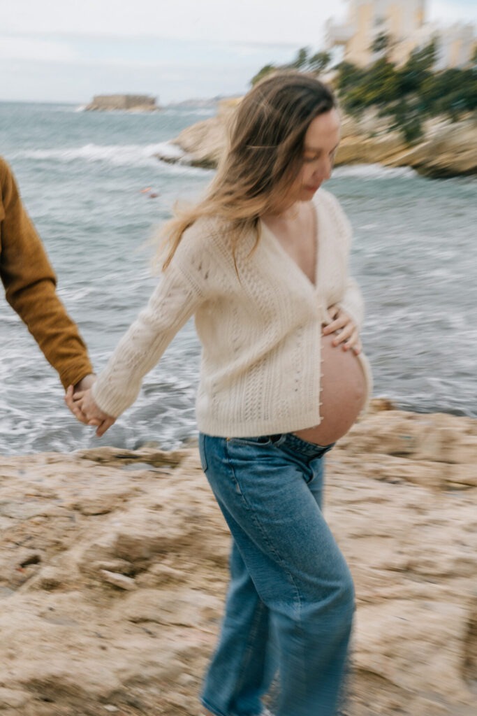 Femme enceinte à Malmousque à Marseille par jour de mistral, portrait effet de flou
