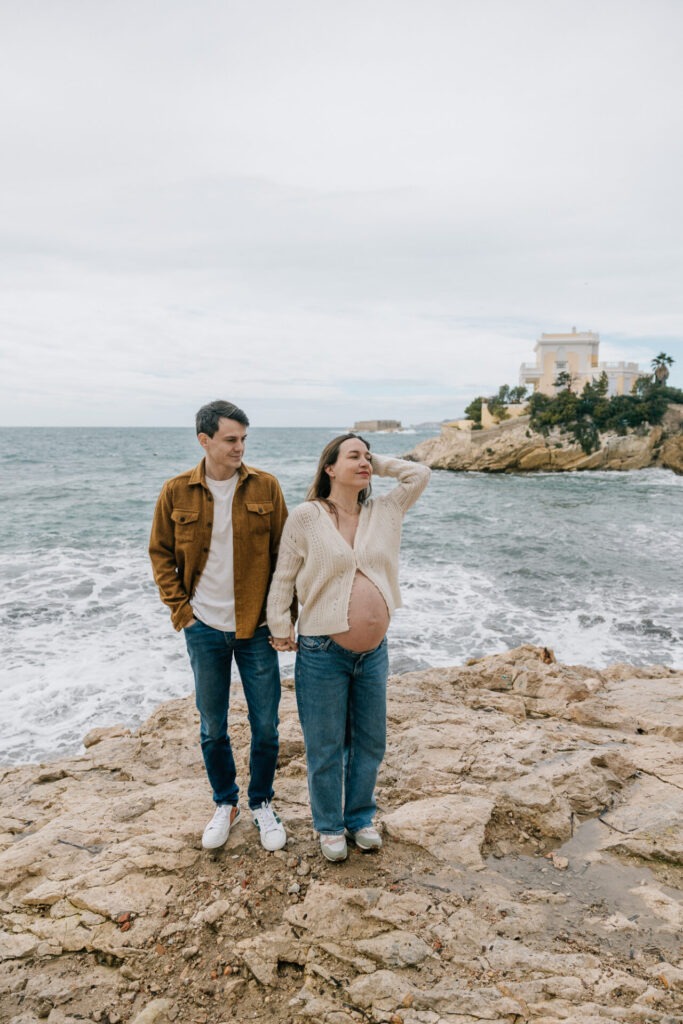 Séance grossesse à Marseille maintenue malgré le mistral à Malmousque, photo du couple face à la mer