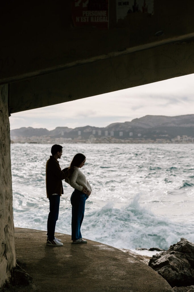 Séance photo à Marseille sous le mistral face à la Méditerranée, portrait du couple en silhouette