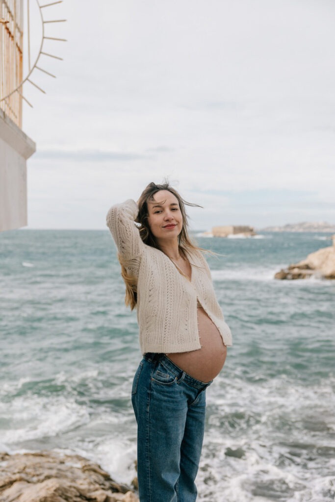 Séance photo grossesse en hiver à Marseille : mistral, doit-on reporter ?