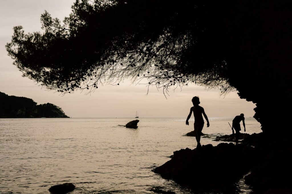 séance photo famille aux Lecques près de Cassis au coucher de soleil