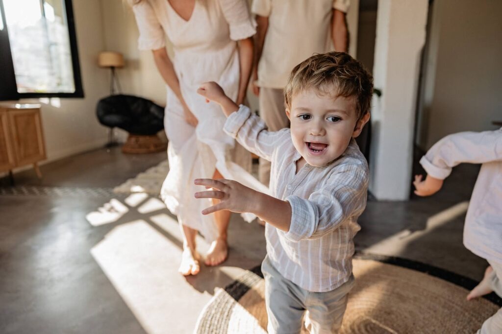 Enfant qui marche dans la lumière du matin, séance photo famille à Marseille 7e arrondissement.