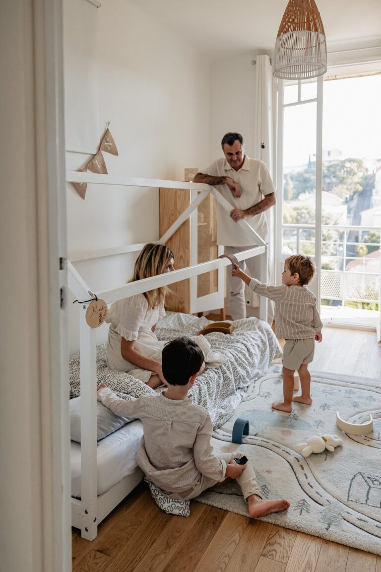 Enfants qui jouent dans une chambre lumineuse au Roucas-Blanc à Marseille.