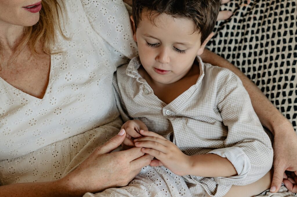 Enfant contre sa mère, moment tendre capté lors d’une séance photo famille à Marseille.