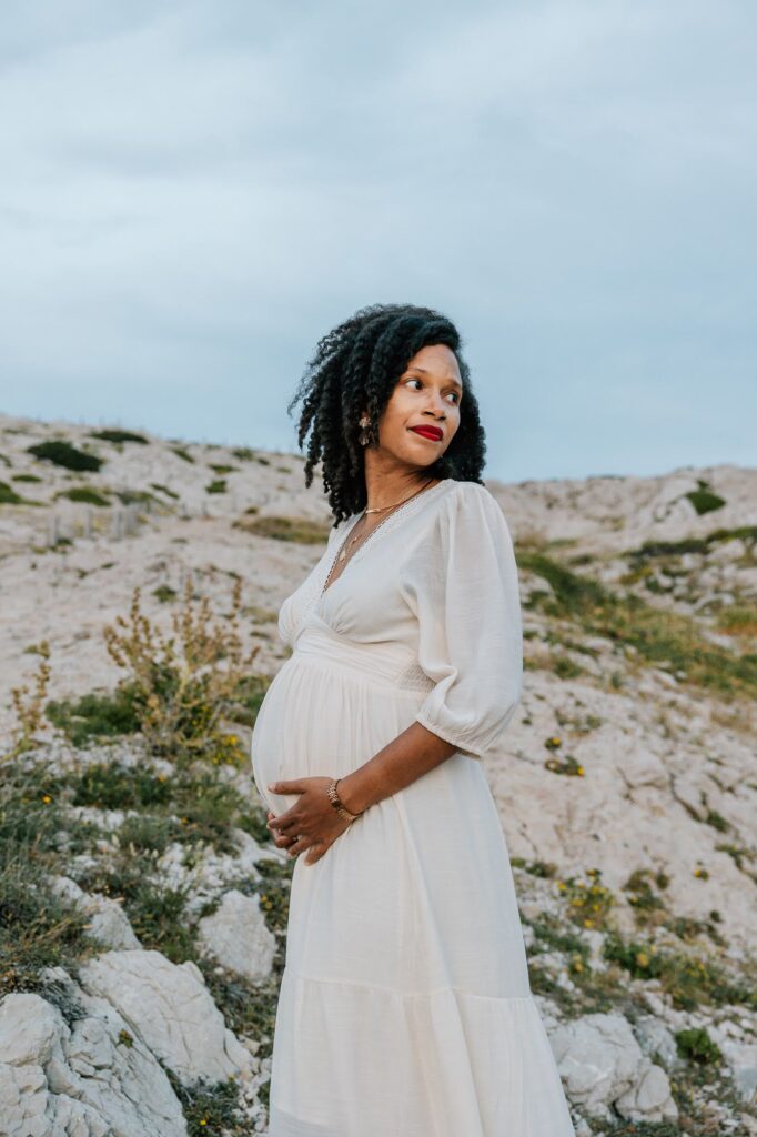 portrait femme enceinte dans les calanques lors d'une séance photo grossesse aux Goudes