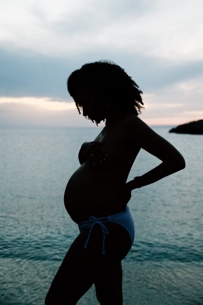 photo grossesse en silhouette au coucher de soleil à Marseille bord de mer