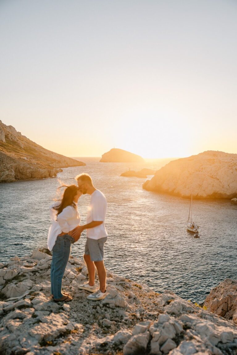 couple attendant un bébé sur les roches des Goudes au coucher du soleil