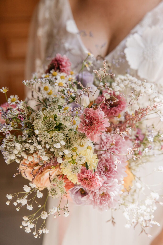 Bouquet de mariée champêtre lors d’un mariage au Château des Anglades à Hyères dans le Var