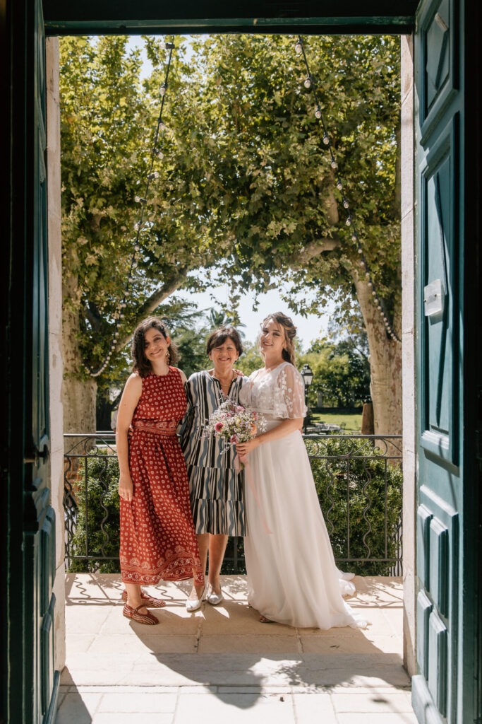 Mariée et ses proches sur le balcon du Château des Anglades à Hyères dans le Var pendant le mariage