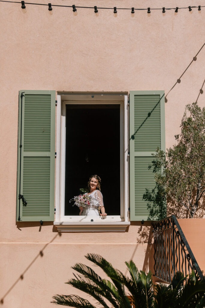 Mariée à la fenêtre du Château des Anglades Hyères