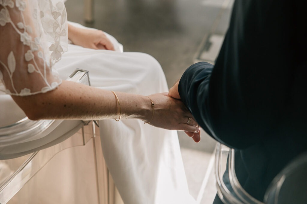 Détail des mains des mariés pendant la cérémonie civile lors d’un mariage à Hyères