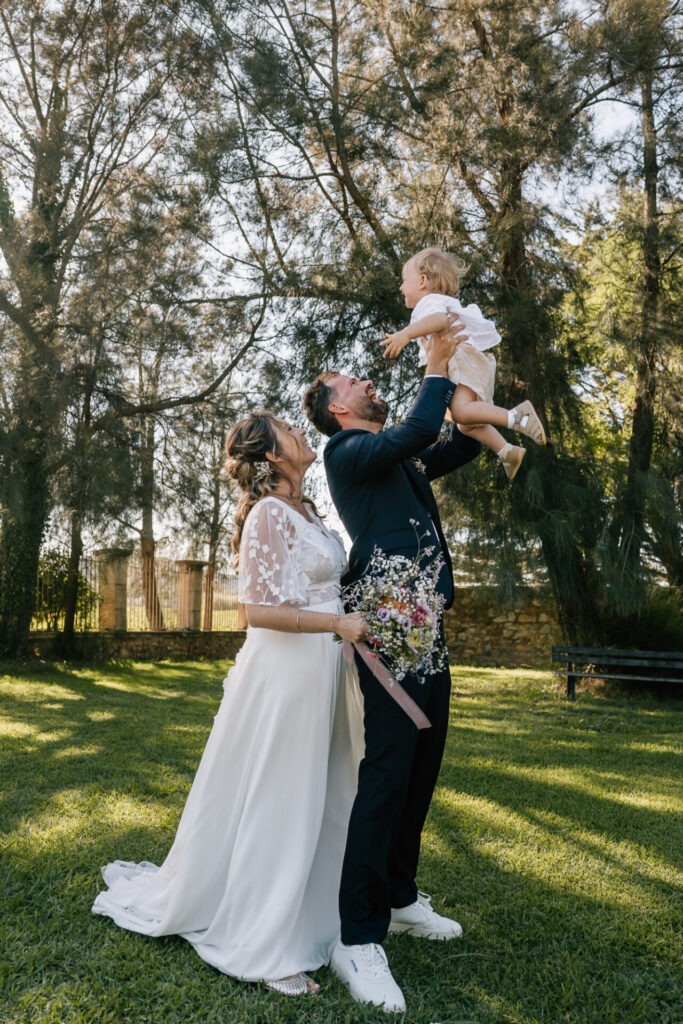 Portrait des mariés avec enfant dans le jardin du Château des Anglades