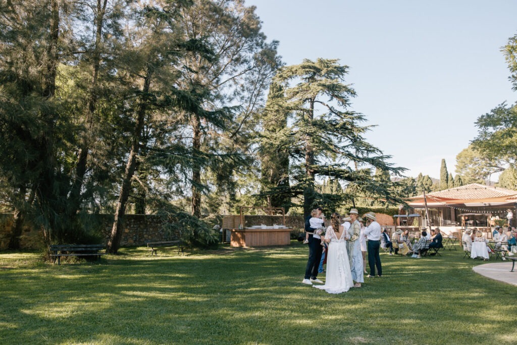 Invités pendant le cocktail dans le jardin du Château des Anglades