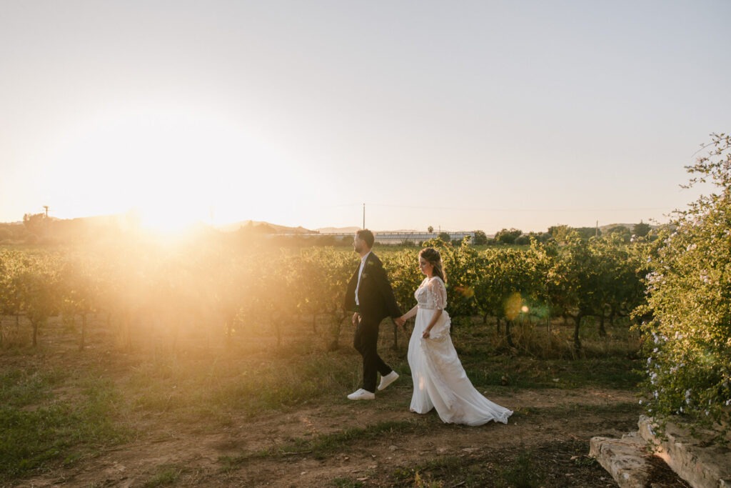 Mariés au coucher du soleil dans les vignes du Château des Anglades à Hyères