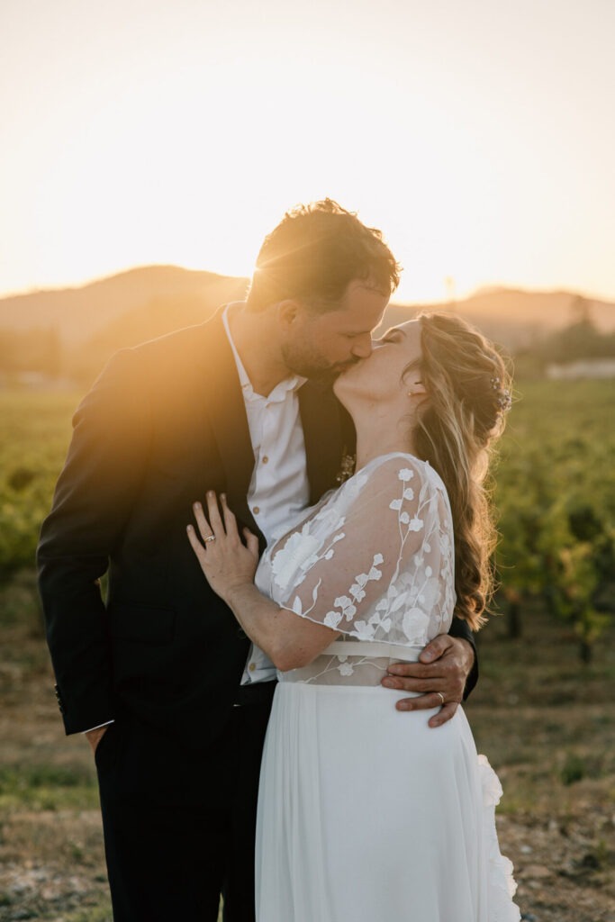 Mariés au coucher du soleil dans les vignes du Château des Anglades à Hyères