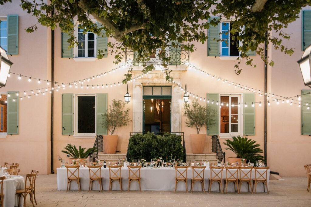 Dîner de mariage devant la façade du Château des Anglades à Hyères dans le Var