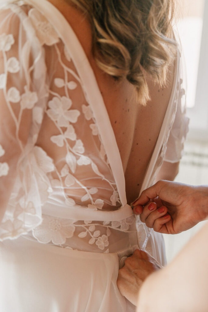 Préparatifs de la robe de mariée au Château des Anglades