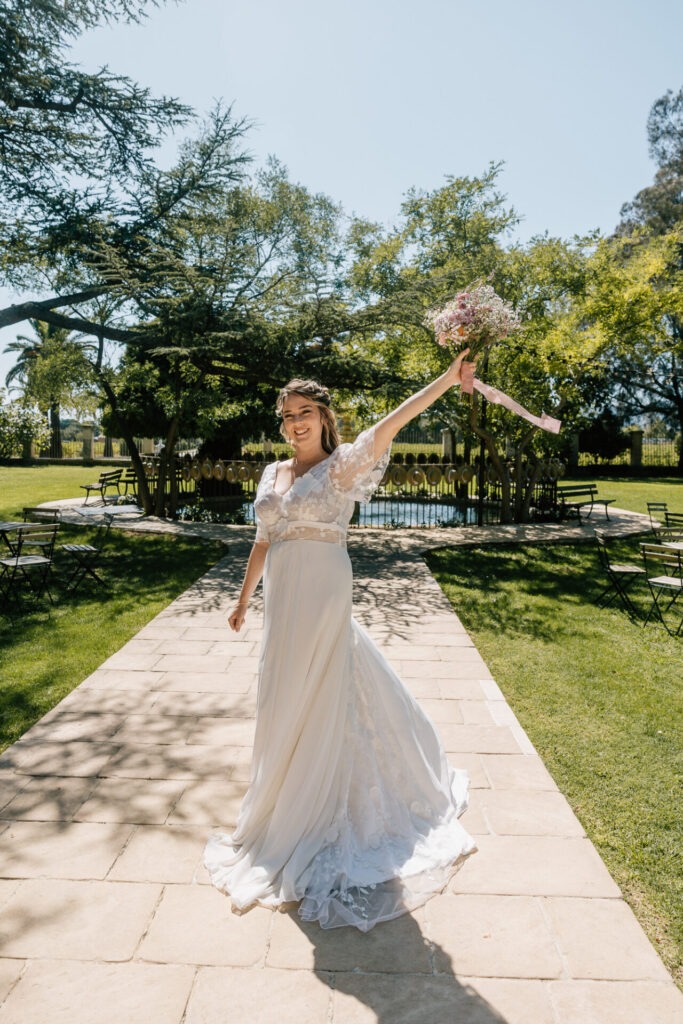 Mariée dans le jardin du Château des Anglades