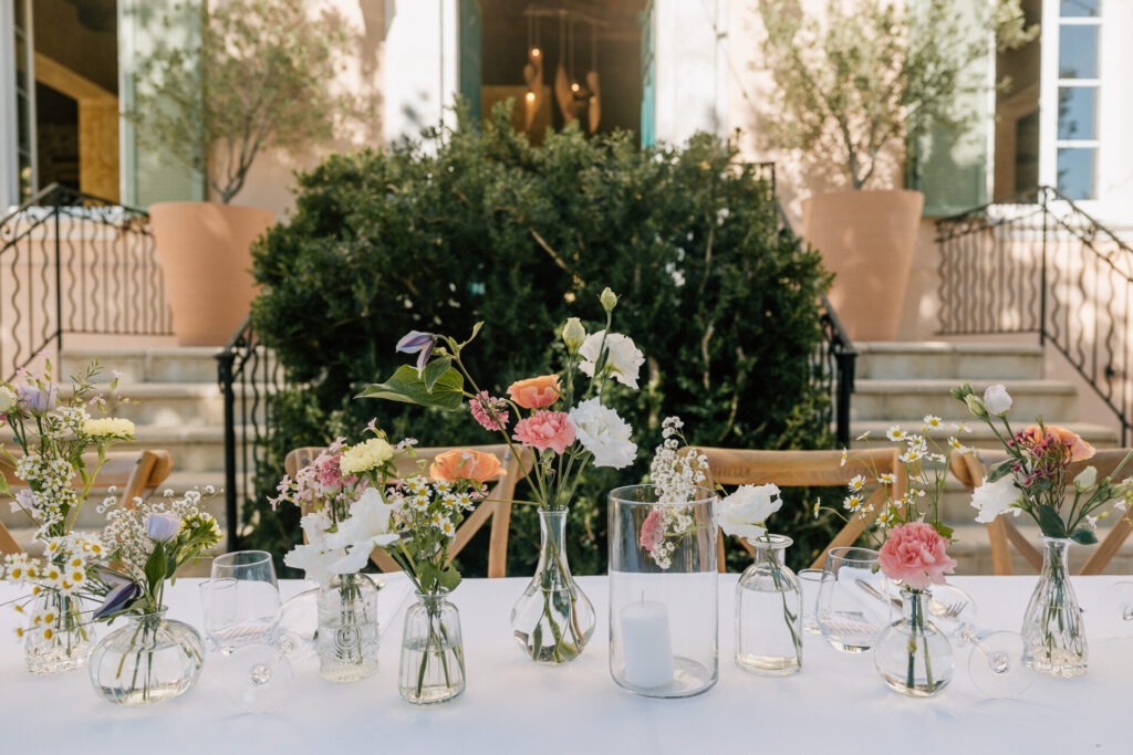 Décoration florale des tables de mariage au Château des Anglades