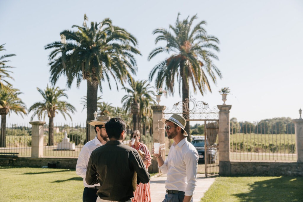 Invités discutant dans le jardin du Château des Anglades à Hyères pendant le cocktail