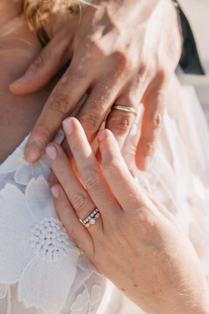 Détail des alliances des mariés mariage Hyères