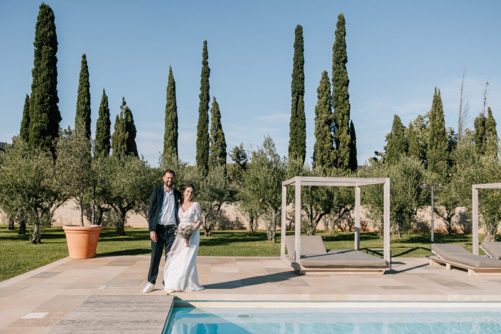 Portrait des mariés près de la piscine du Château des Anglades dans le Var