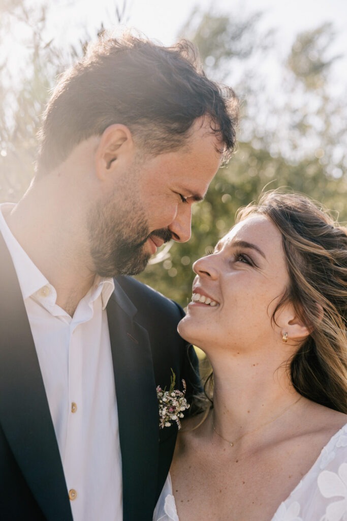 Portrait des mariés en lumière naturelle lors d’un mariage au Château des Anglades à Hyères