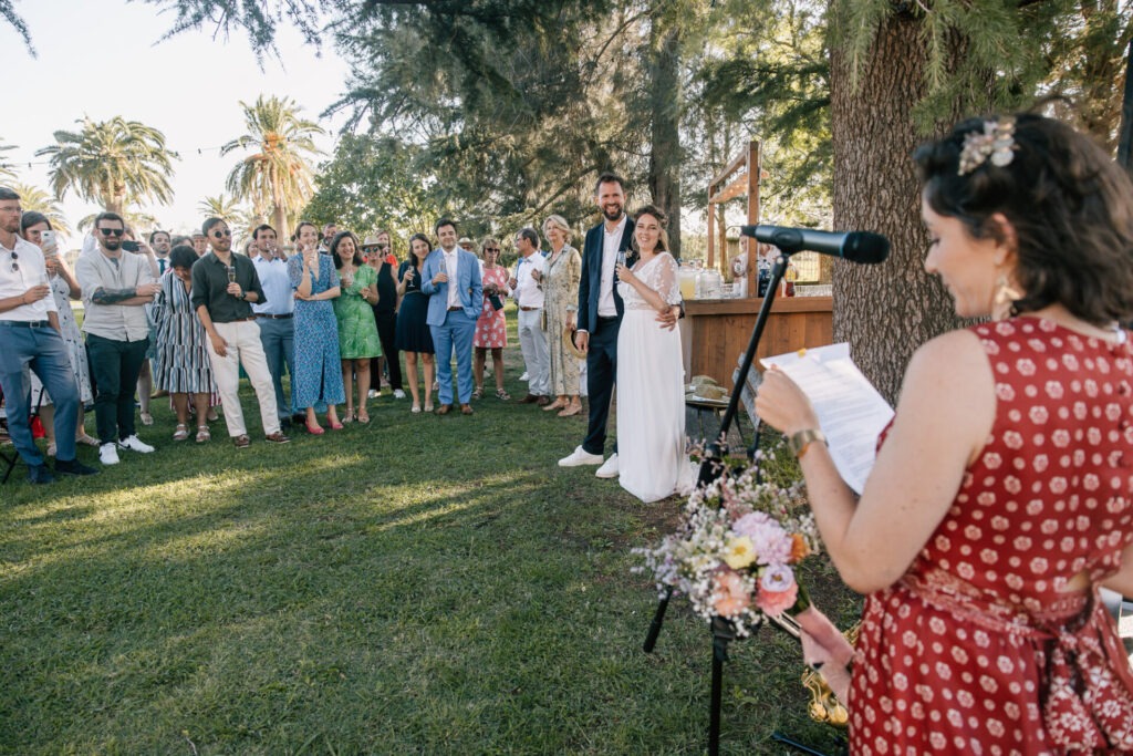 Discours pendant le mariage dans le jardin du Château des Anglades