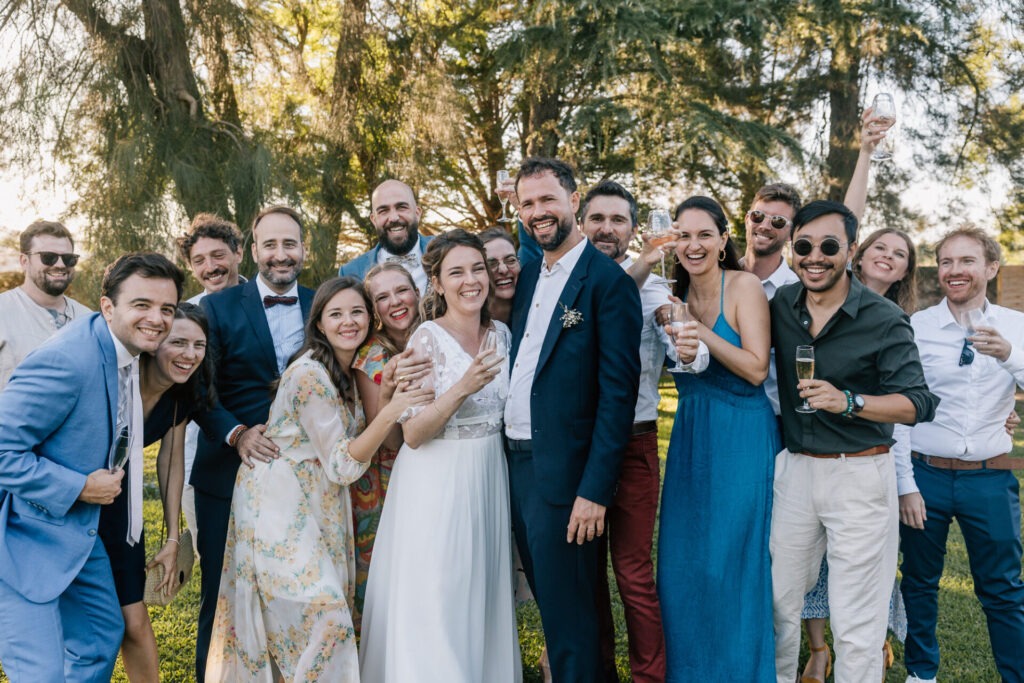 Photo de groupe des invités lors du mariage au Château des Anglades