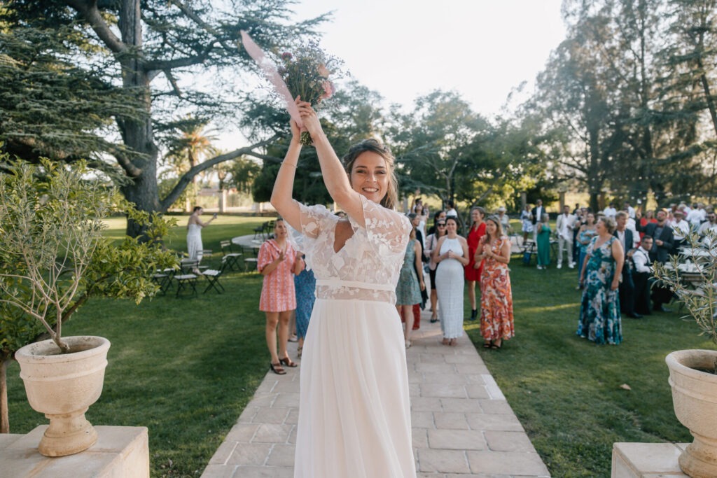 Lancer du bouquet pendant le mariage à Hyères