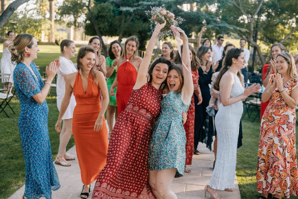 Lancer du bouquet pendant le mariage à Hyères