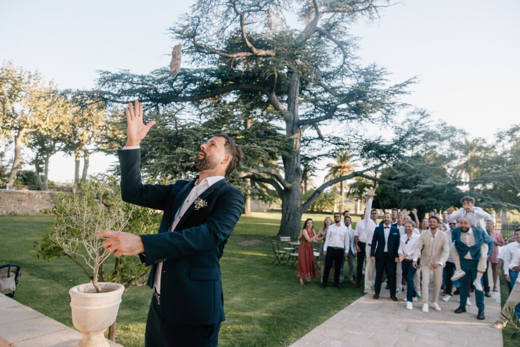 Lancer du saucisson du marié pendant le mariage à Hyères
