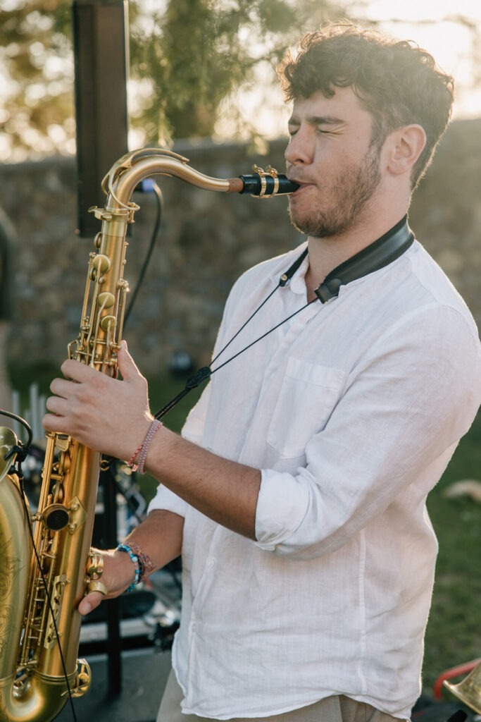 Musicien saxophoniste pendant le cocktail du mariage à Hyères