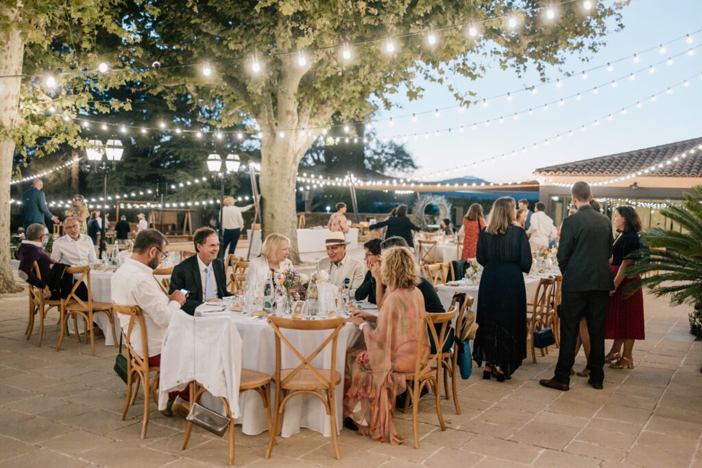Dîner de mariage sous les guirlandes lumineuses au Château des Anglades