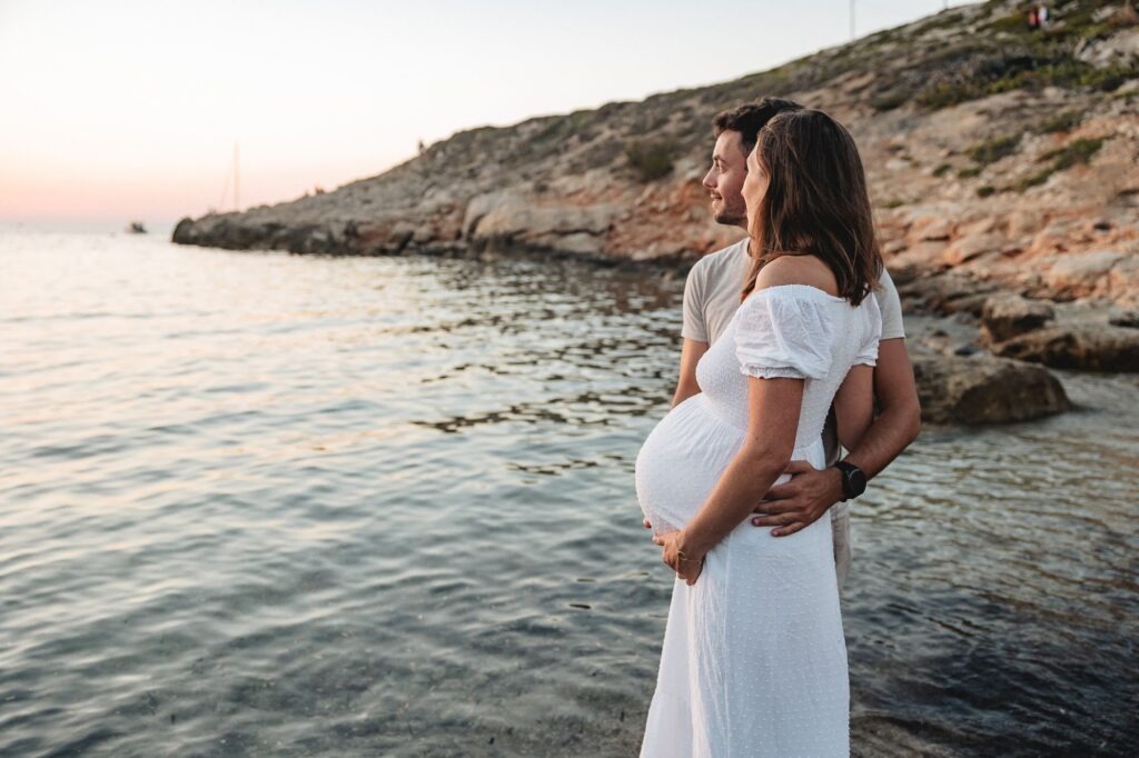 Photographe grossesse couple au bord des calanques de Marseille au coucher du soleil