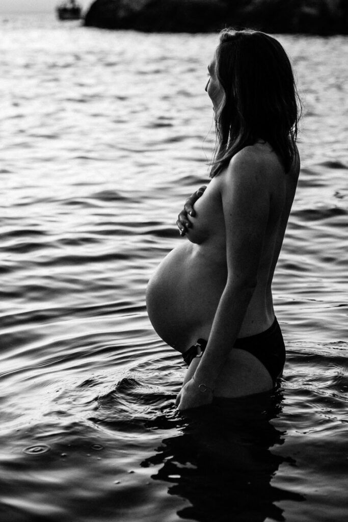 femme enceinte dans l'eau lors d'une séance photo grossesse aux Goudes