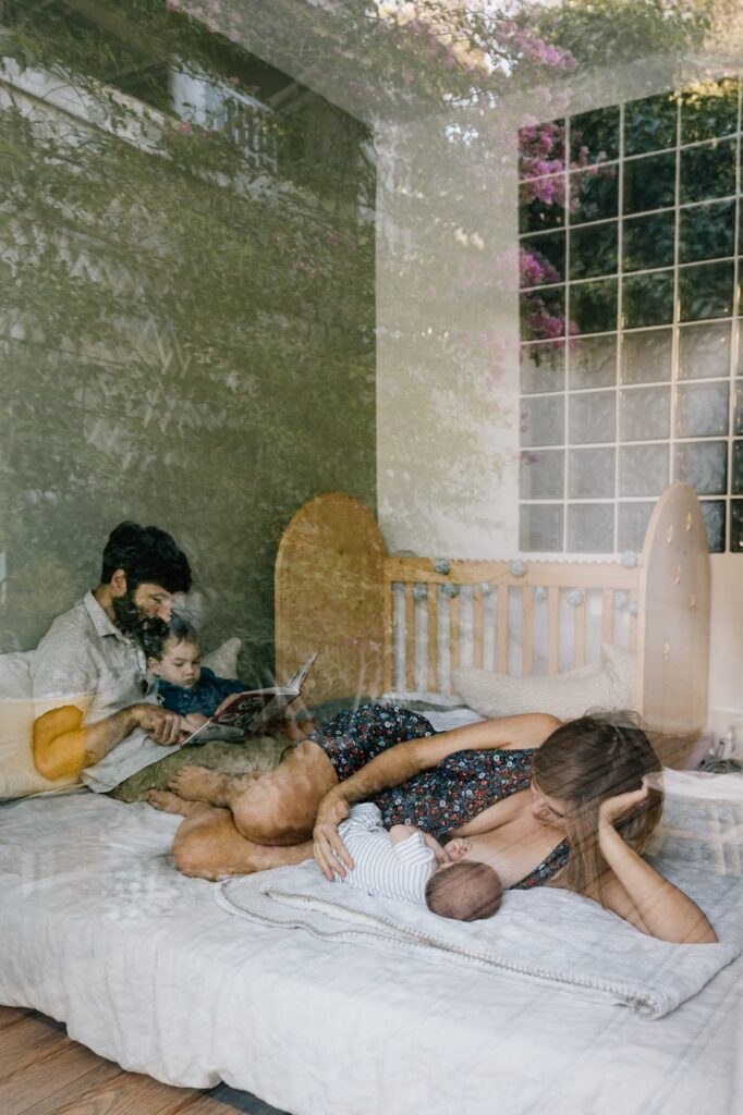 Double exposition poétique d'une famille avec nouveau-né et grand frère à domicile