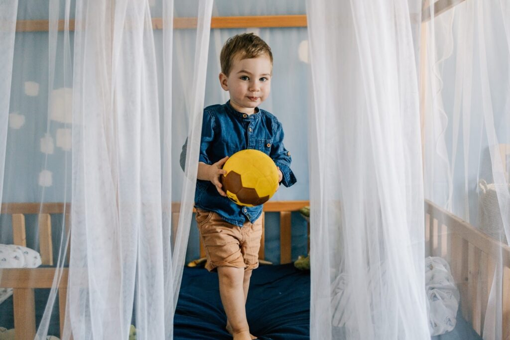 Portrait du grand frère dans la chambre de bébé pendant la séance photo