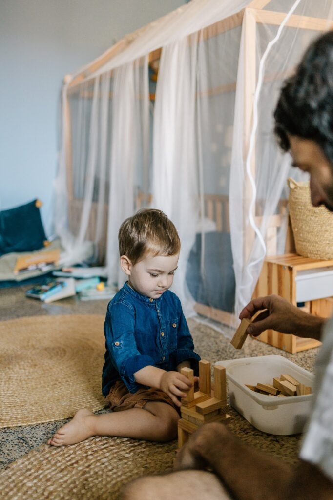 Grand frère qui joue aux Kapla pendant la séance photo, moment de pause naturel