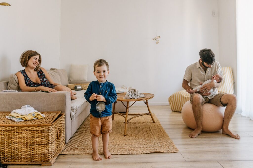 Vue d'ensemble du salon avec la famille pendant la séance photo à domicile à Marseille