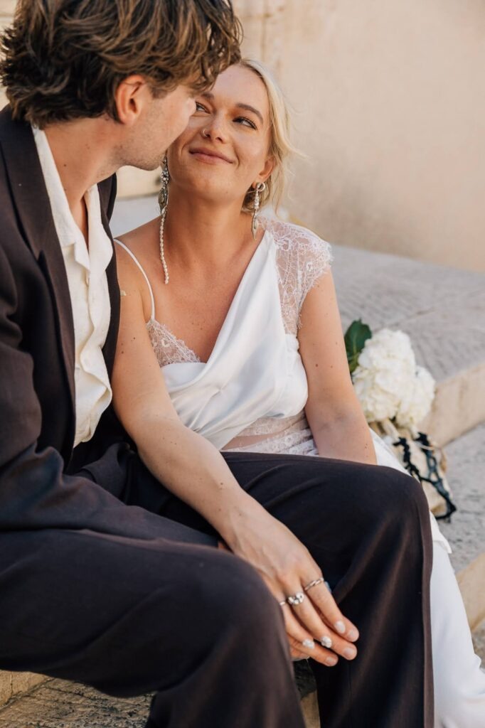 Portrait de mariés assis dans à la Vieille Charité pendant leur elopement à Marseille