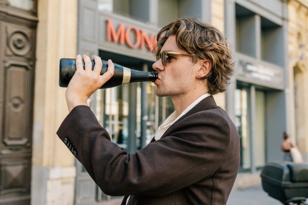 Marié buvant du champagne devant un Monoprix à Marseille avant la cérémonie