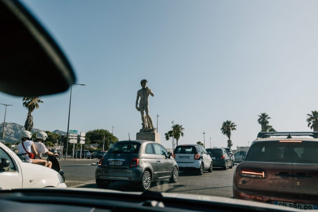 Vue sur la statut de David à Marseille depuis une voiture pendant un elopement
